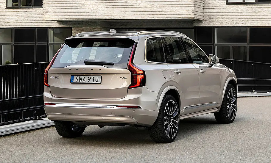 Das Volvo XC90 Facelift (2024) statisch von schräg hinten fotografiert.