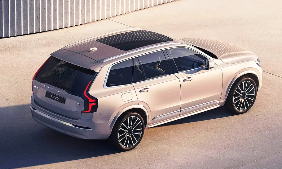 Das Volvo XC90 Facelift (2024) stehend von schräg hinten fotografiert.