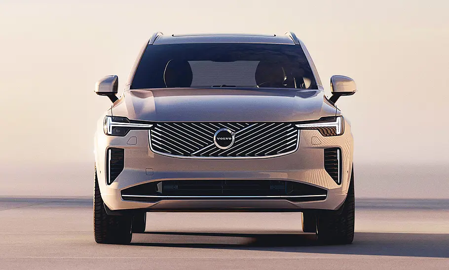 Das Volvo XC90 Facelift (2024) stehend von vorne fotografiert.