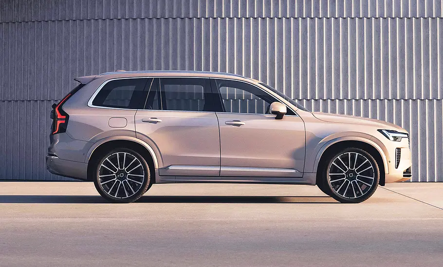 Das Volvo XC90 Facelift (2024) stehend von der Seite fotografiert.