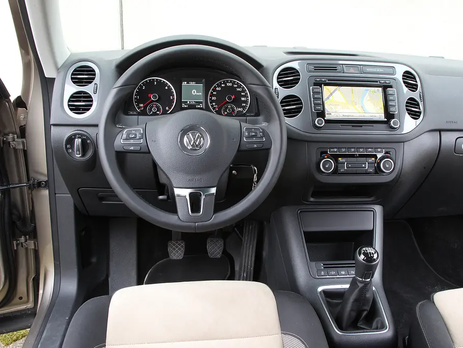 Vergleich VW Tiguan Touran SUV Van Geländewagen Cockpit