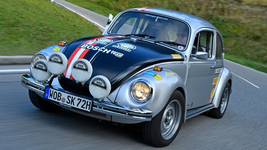 VW 1302 Salzburg-Käfer fahrend von schräg vorne fotografiert. 
