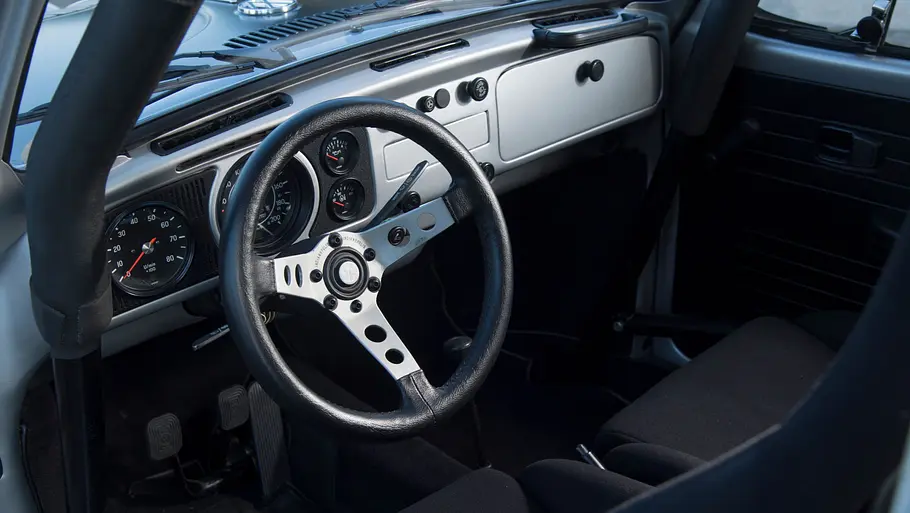 Das Cockpit des VW 1302 Salzburg-Käfer. 