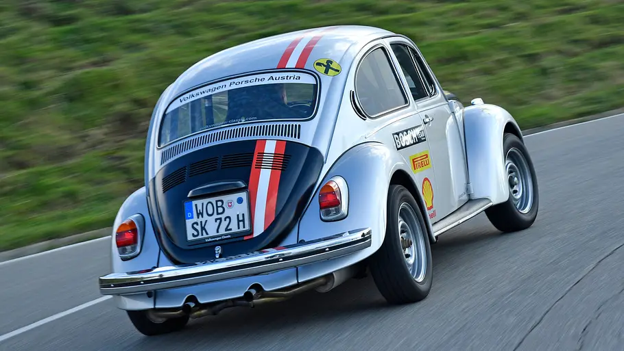 VW 1302 Salzburg-Käfer fahrend von schräg hinten fotografiert. 