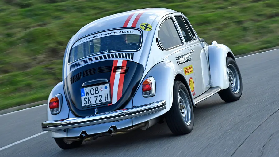 VW 1302 Salzburg-Käfer fahrend von schräg hinten fotografiert. 