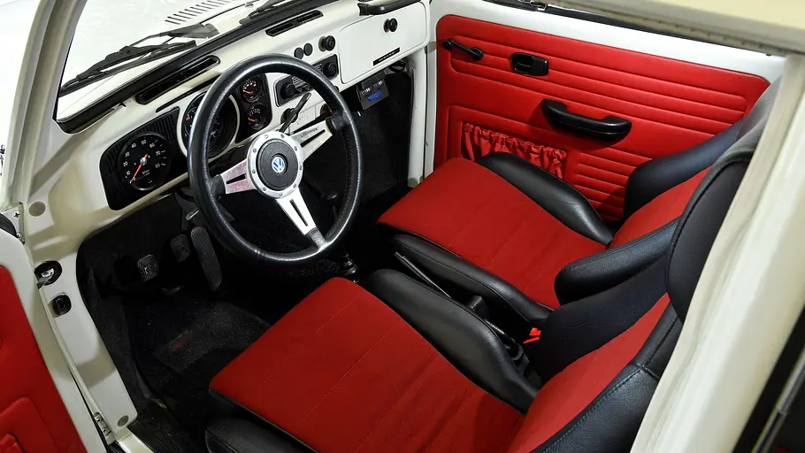 Das Cockpit des VW 1302 Theo-Decker-Käfer. 