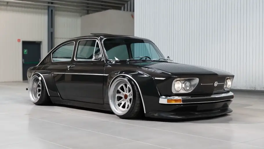 Das VW TL 1600 Widebody Rendering statisch von schräg vorne rechts.