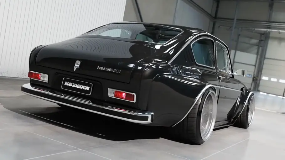 Das VW 1600 TL Widebody Rendering statisch von schräg hinten rechts.