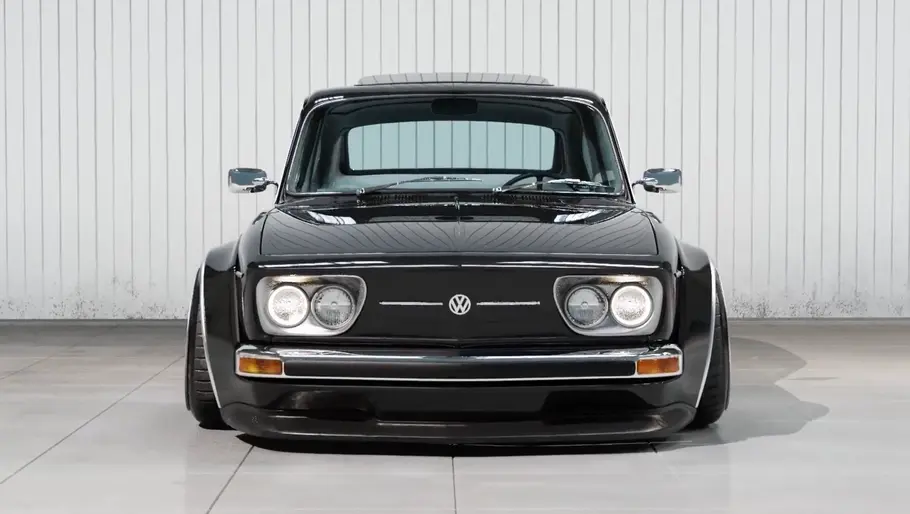 Das VW 1600 TL Widebody Rendering in der Frontansicht.