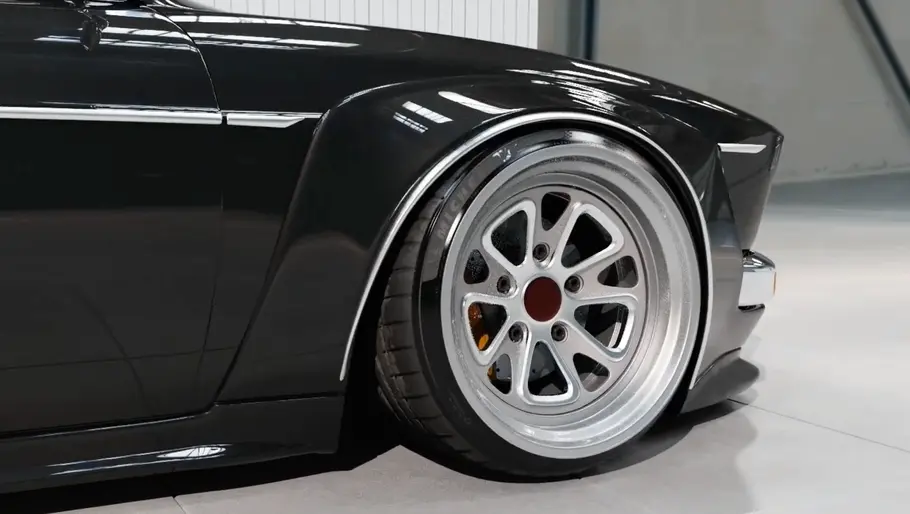 Das Vorderrad rechts samt Radlauf des VW 1600 TL Widebody Rendering im Detail.