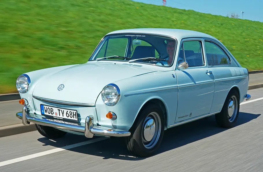 Der VW 1600 TL fahrend von vorne
