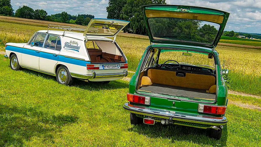 BMW 2000 Kombi/VW 411 LE Variant BMW 2000 Kombi/VW 411 LE Variant statisch von schräg hinten mit geöffnetem Kofferraum fotografiert.