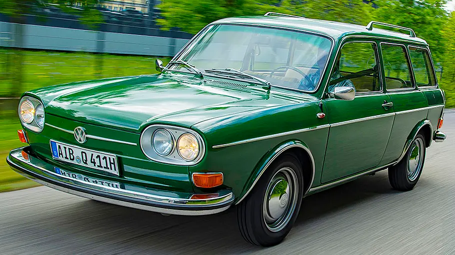 VW 411 LE Variant Der VW 411 LE Variant fahrend von schräg vorne fotografiert.