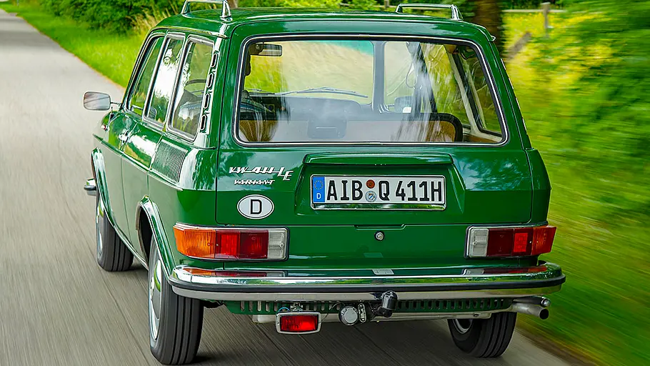 VW 411 LE Variant Der VW 411 LE Variant fahrend von schräg hinten fotografiert.