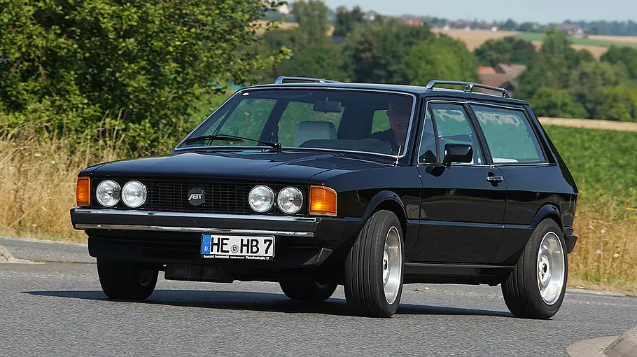 Der VW Sciwago von Artz fährt durch eine Kurve, fotografiert von vorne.