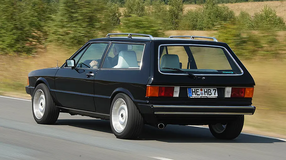 Der VW Sciwago von Artz fahrend von schräg hinten fotografiert.