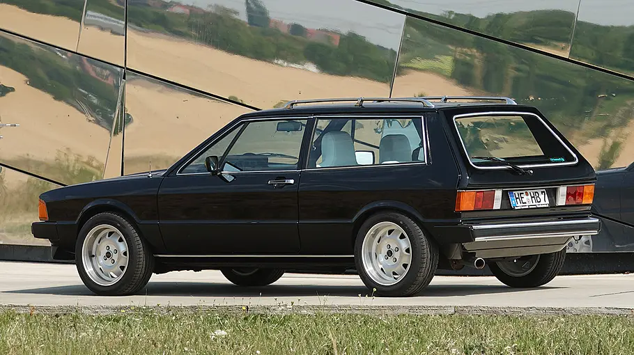 Der VW Sciwago von Artz stehend von schräg hinten fotografiert.