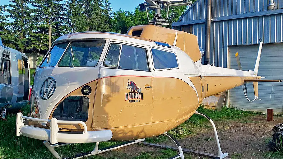 Der VW Bus T1 Frankencopter stehend von schräg vorne.