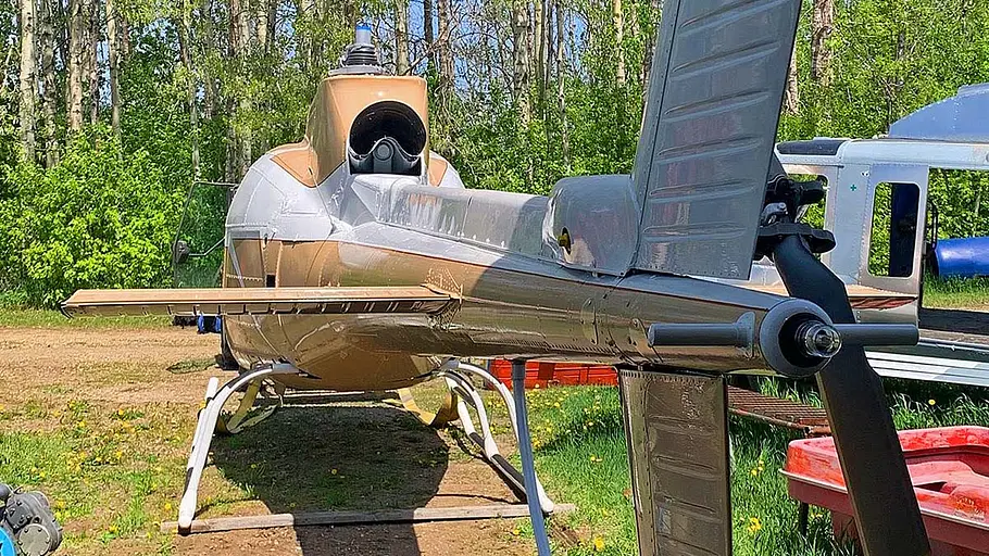 Der VW Bus T1 Frankencopter stehend von hinten.