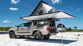 VW Amarok mit Hardtop, Markise und Dachzelt; stehend, schräg hintne - Foto: VW Nutzfahrzeuge