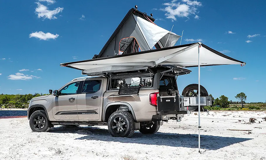 VW Amarok mit Hardtop, Markise und Dachzelt; stehend, schräg hintne