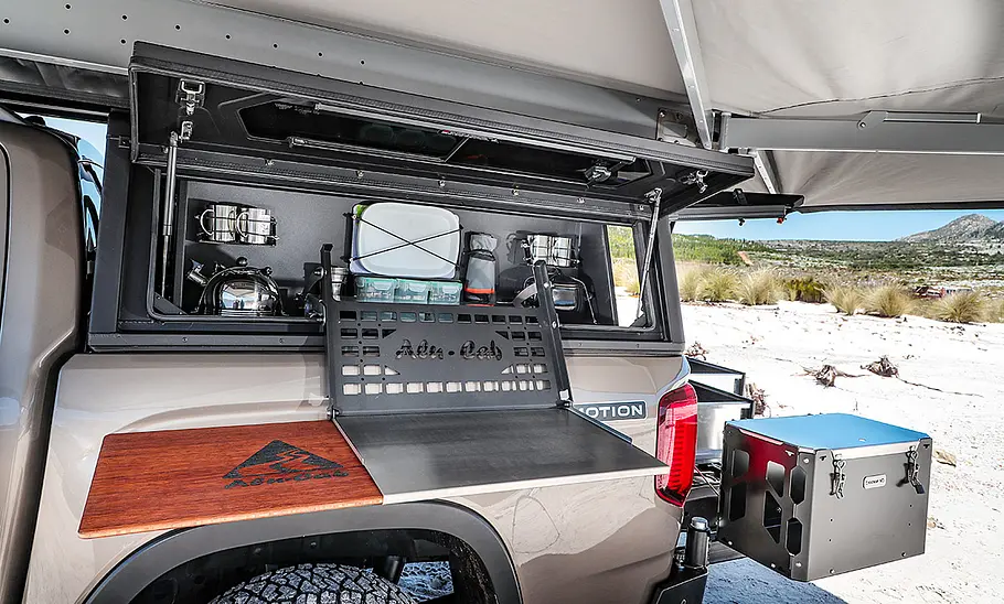 VW Amarok mit Hardtop, Markise und Dachzelt; Details der ausklappbaren Arbeitsflächen
