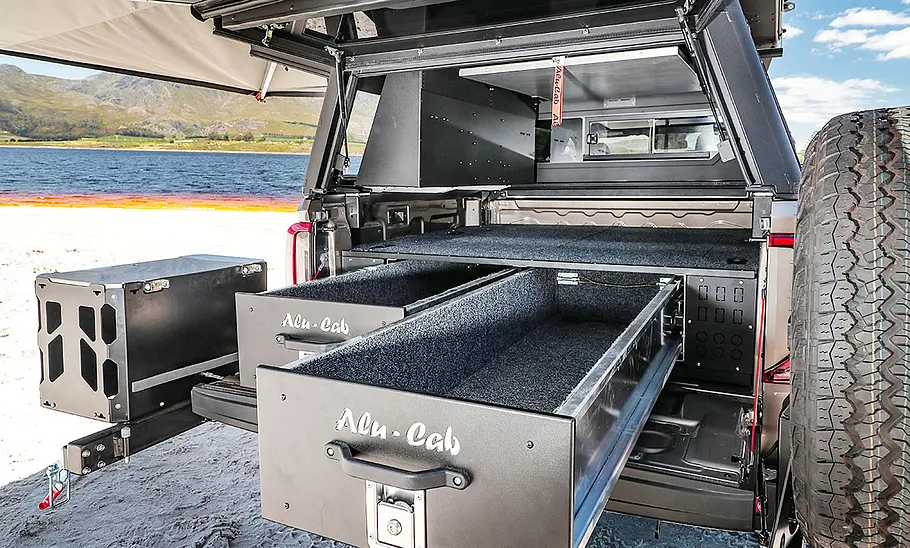 VW Amarok mit Hardtop, Markise und Dachzelt; ausziehbare Box