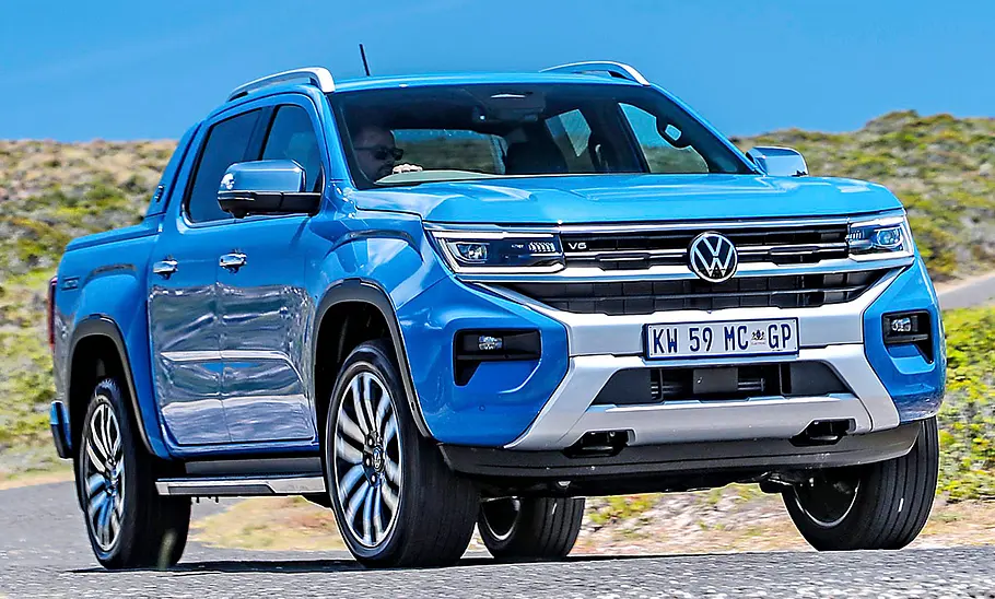 Der VW Amarok fahrend von schräg von vorne fotografiert.