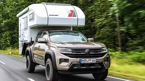 VW Amarok mit Tischer Trail 230 S; fahrend, Ansicht schräg vorne - Foto: Daniela Loof