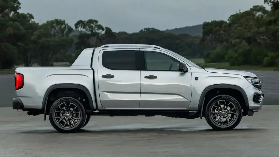 VW Amarok W600, fotografiert von der Seite.