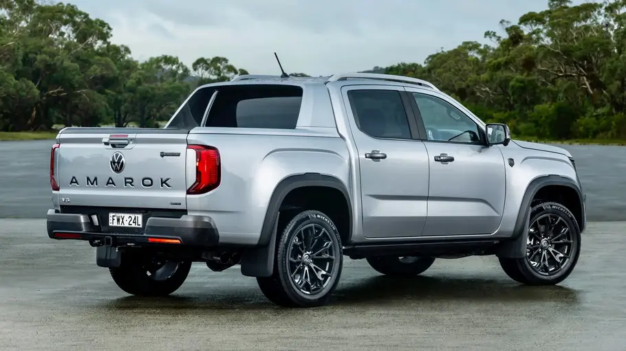 VW Amarok W600, fotografiert von schräg hinten.