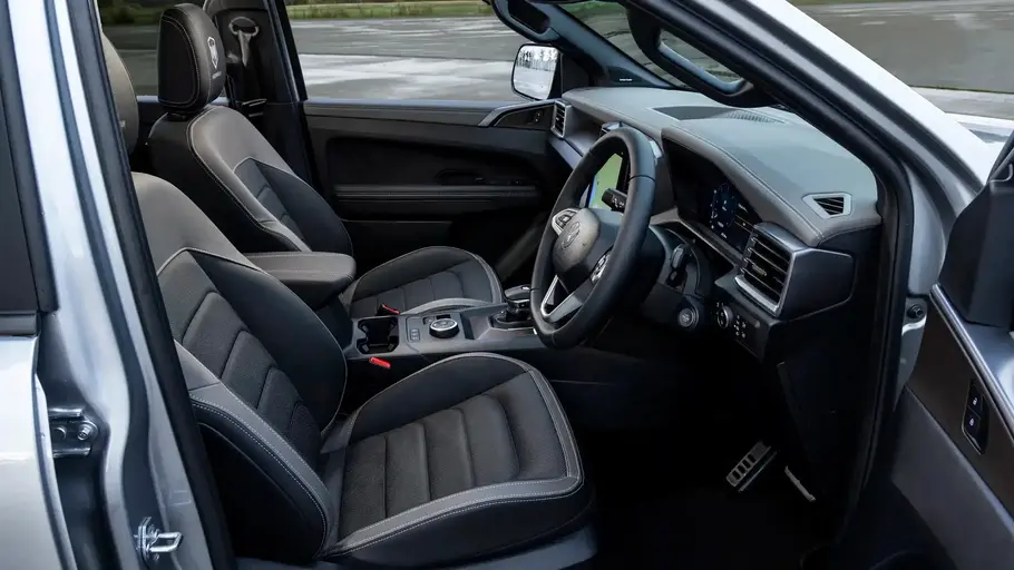 Vordersitze des VW Amarok W600, fotografiert von rechts.