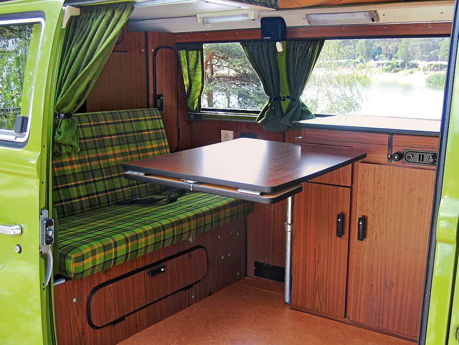 VW Bus T2b Camper Traumwagen Oldtimer Bilder technische Daten Innenraum