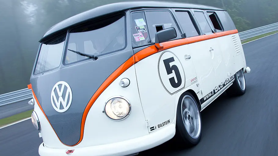 Das VW T1 Race Taxi fahrend von schräg vorne.