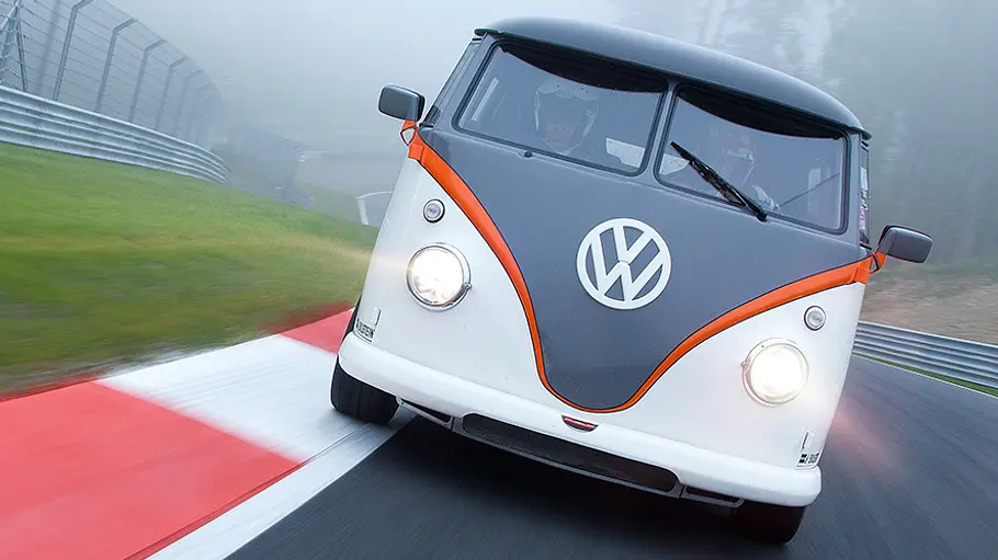 Das VW T1 Race Taxi fahrend von vorne.