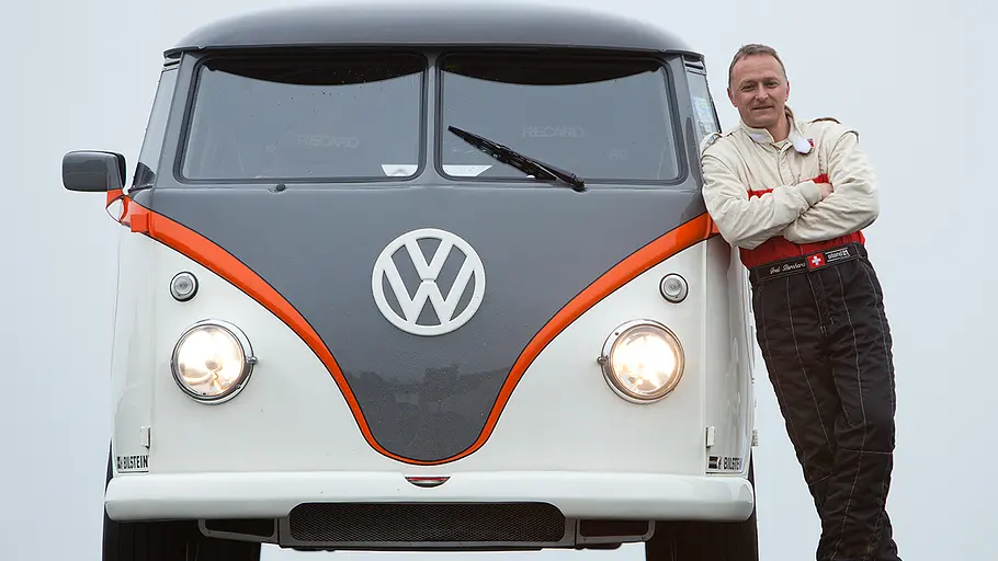 Das VW T1 Race Taxi und Besitzer Fred Bernhard von vorne.