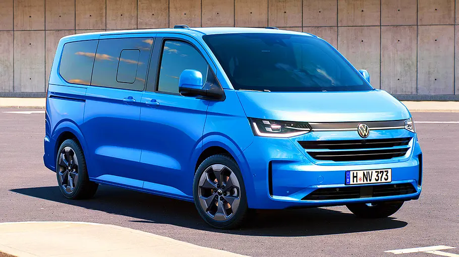 VW Caravelle Der VW Caravelle stehend von schräg vorne fotografiert.