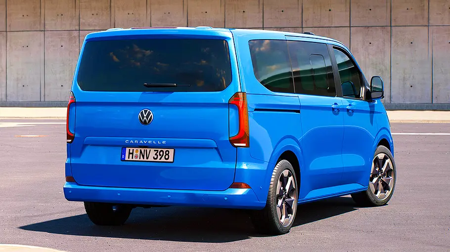 VW Caravelle Der VW Caravelle stehend von schräg hinten fotografiert.