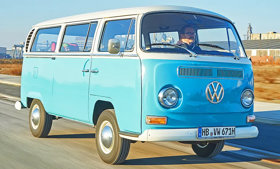 Ein fahrender VW Bus in der Ansicht von schräg vorne.