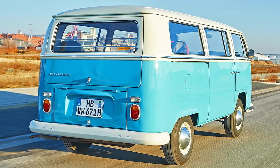 Der VW Bus T2a fahrend von hinten.