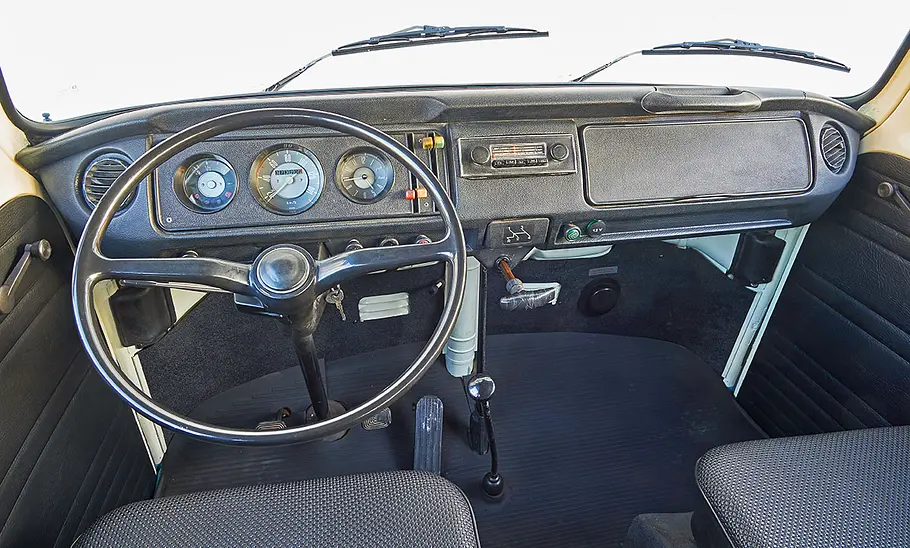 Das Cockpit des VW Bus T2a.