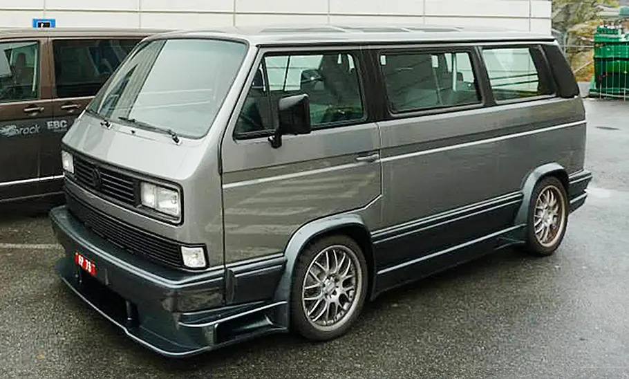 VW T3 Caravelle von Lindvall & Koolart Der VW T3 Caravelle von Lindvall & Koolart stehend von schräg vorne fotografiert.