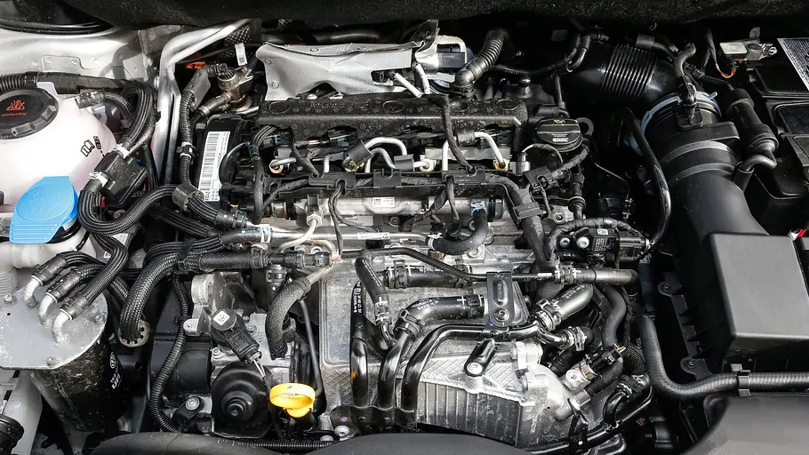 Der 2.0 TDI-Motor des VW Caddy (2015) in der Detailaufnahme.