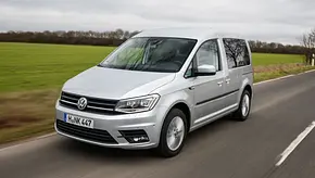 Der VW Caddy (2015) fährt auf einer Landstraße, von vorne links fotografiert. - Foto: Frank Ratering