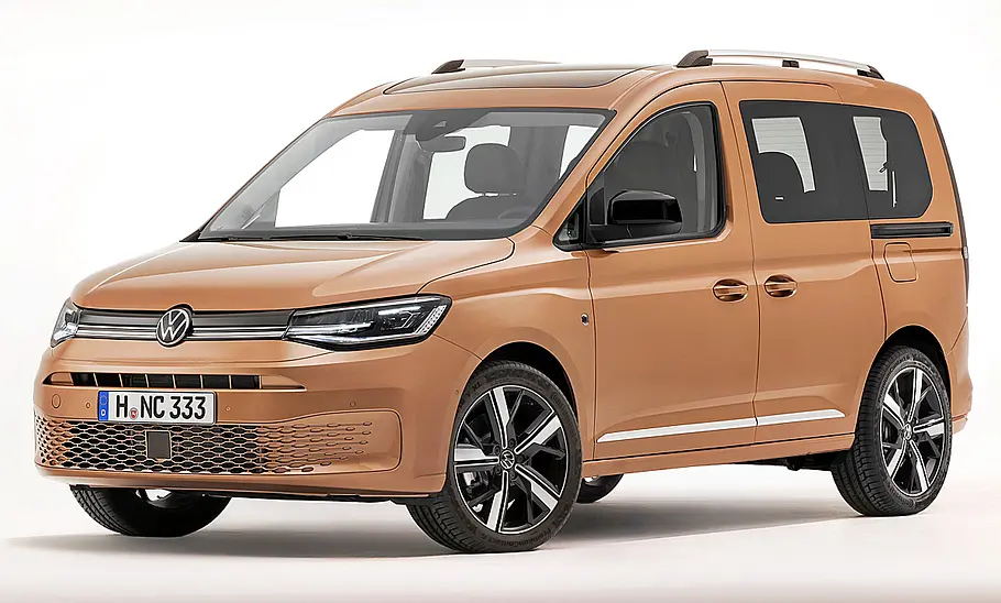 VW Caddy steht vor einem weißen Hintergrund im Studio, Ansicht von vorne links.