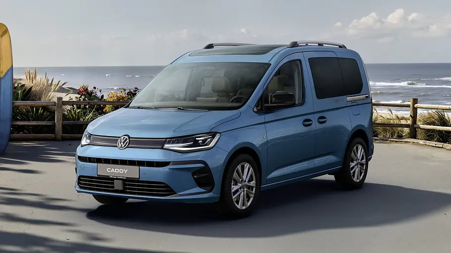 Das VW Caddy California Facelift (2026) stehend von schräg vorne fotografiert.