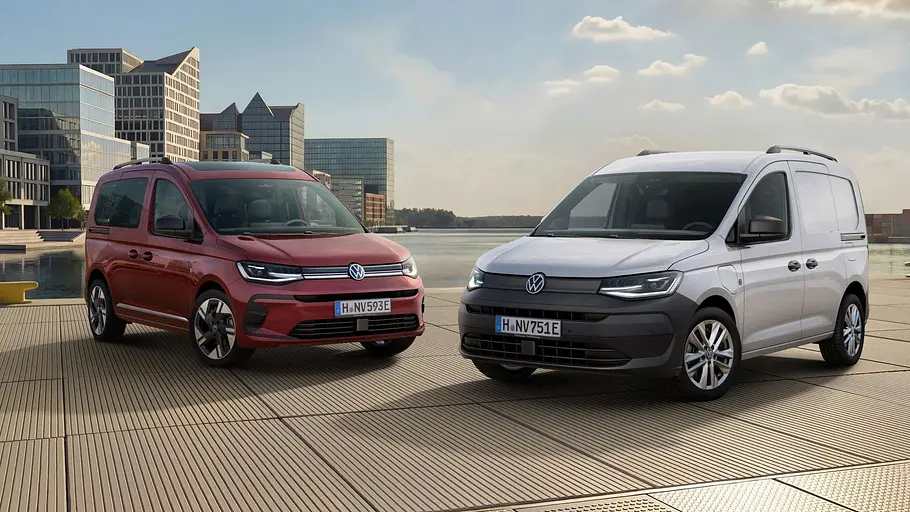 Das VW Caddy Facelift (2026) stehend von schräg vorne fotografiert – links die Pkw- und rechts die Nutzfahrzeug-Variante.