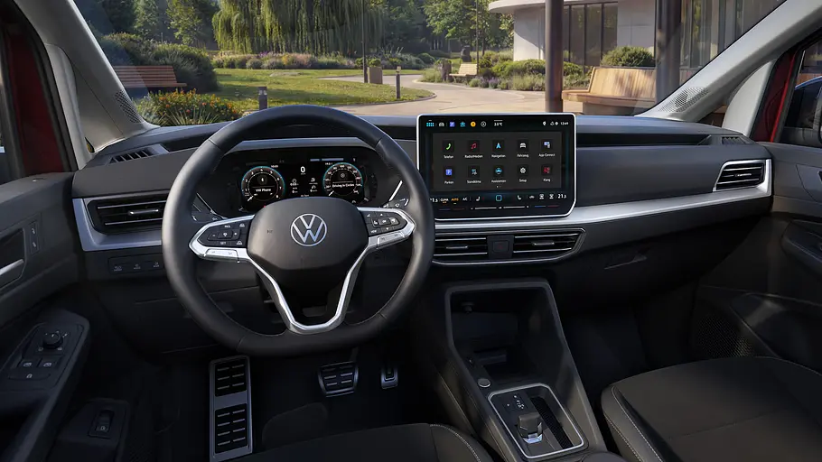 Blick auf die Armaturen im Innenraum des VW Caddy Facelift (2026).