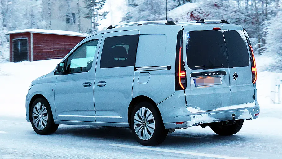 Blick von schräg hinten auf den fahrenden Erlkönig des VW Caddy Facelift (2026).