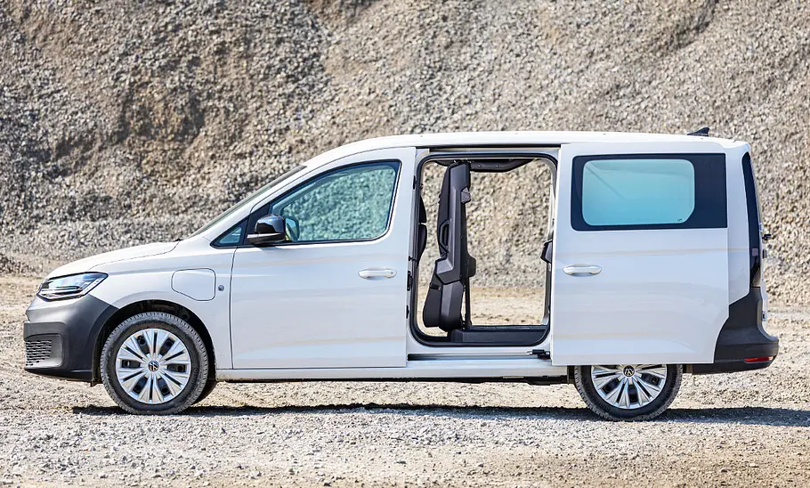 VW Caddy Flexible (2024) VW Caddy Flexible (2024); Außenansicht; stehend; Profilansicht; geöffnete Seitentüren
